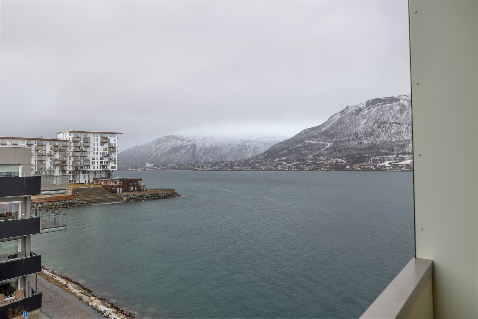 Utsikt fra takoverbygget svalgang Galleribilde