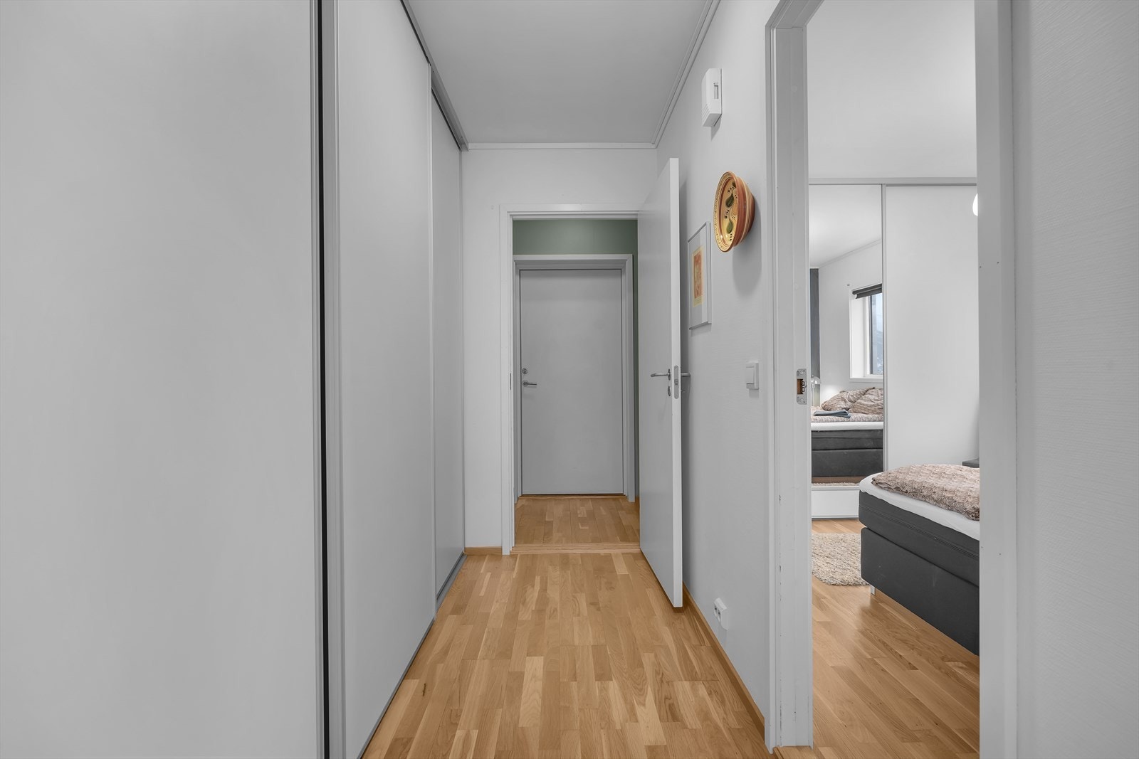 Stor garderobe også i mellomgangen som fungerer som en god innvendig bod Galleribilde