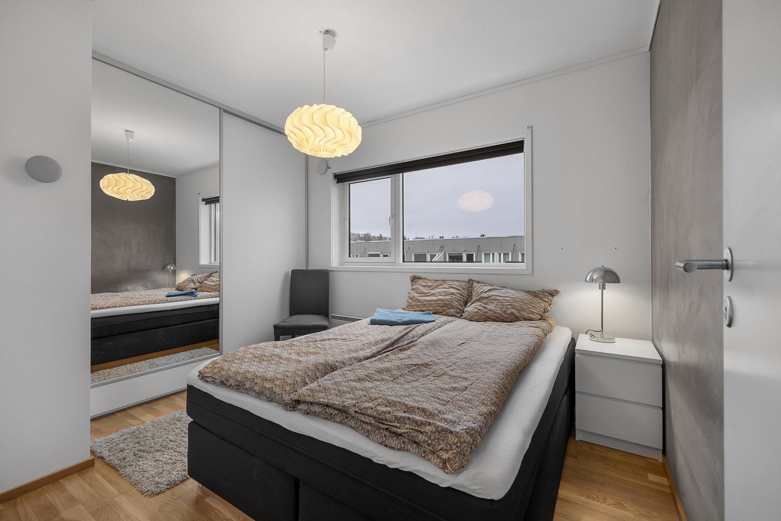 Hovedsoverommet har god plass til stor seng og skyvedørsgarderobe Galleribilde