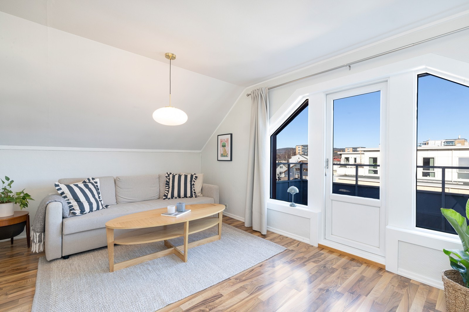 Store vindusflater sørger for rikelig med naturlig lysinnslipp Galleribilde