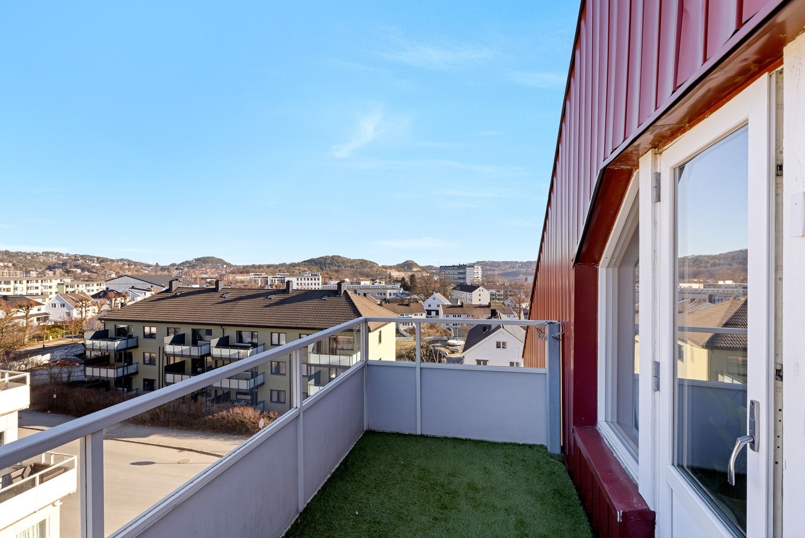 Leiligheten har en ypperlig beliggenhet midt på Lund. Fra leiligheten har du gang - og sykkelavstand til de fleste fasiliteter. Nærmeste dagligvarebutikk, Coop Prix, finner du like ved. UiA ligger kun en kort sykkeltur unna (ca. 1 km) Galleribilde