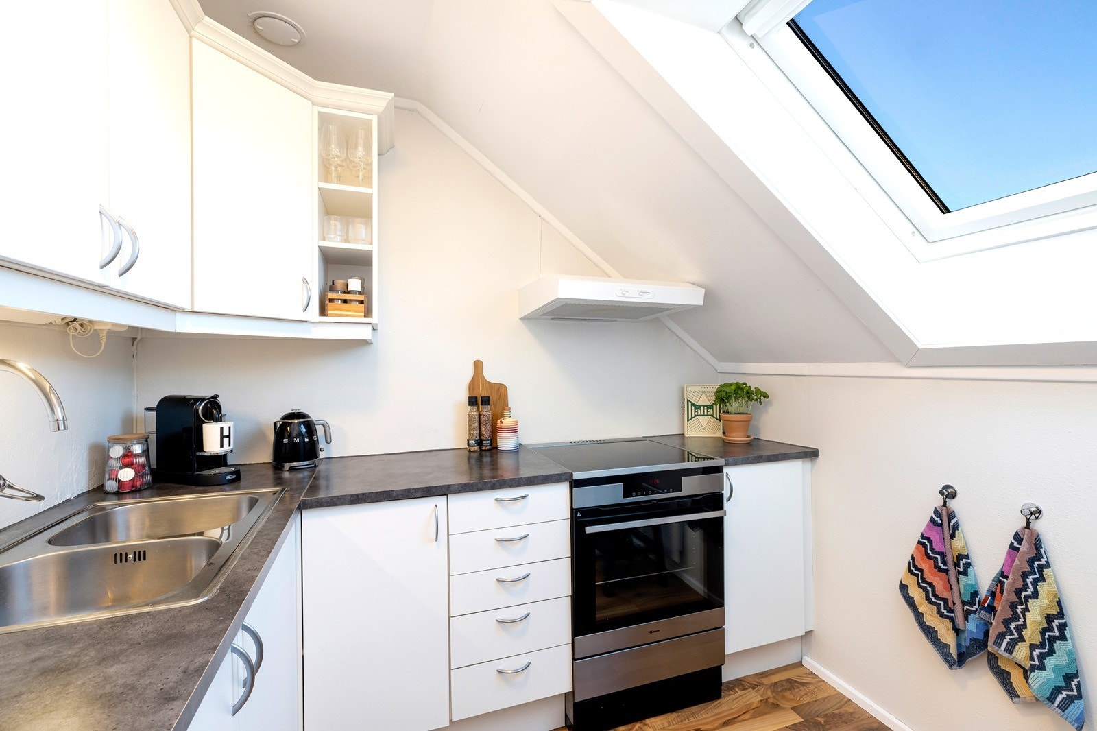 Kjøkkenet har godt med skap- og benkeplass. Galleribilde