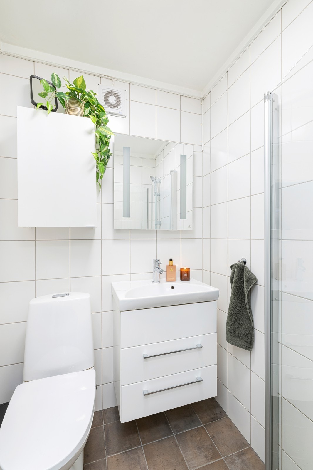 Bad ble oppusset i ca. 2012 og inneholder toalett, dusjhjørne, servant og noe oppbevaring. Galleribilde