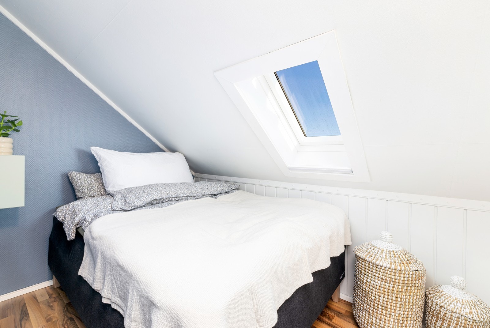 Fra stue er det inngang til sovealkove med plass til seng og oppbevaring. Galleribilde