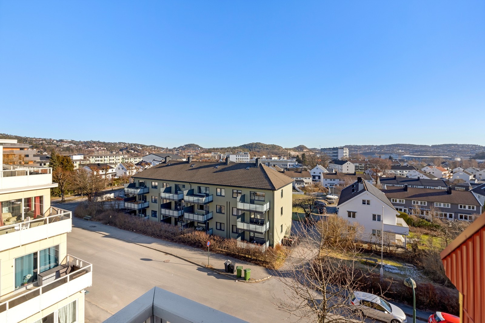 Flott utsikt over nærområde fra balkongen Galleribilde