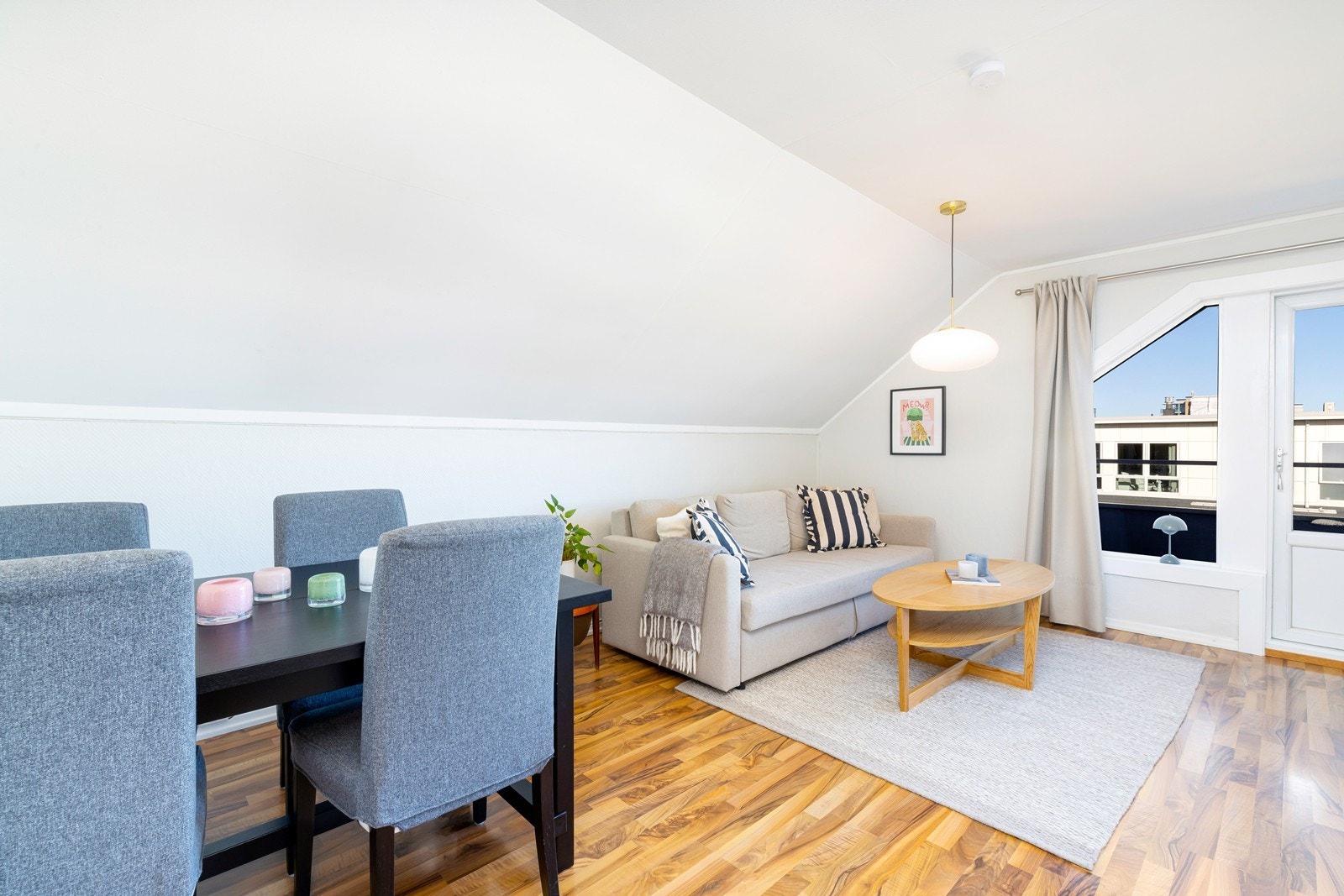 I overgangen mellom stuen og kjøkkenet er det plass til spisebord Galleribilde