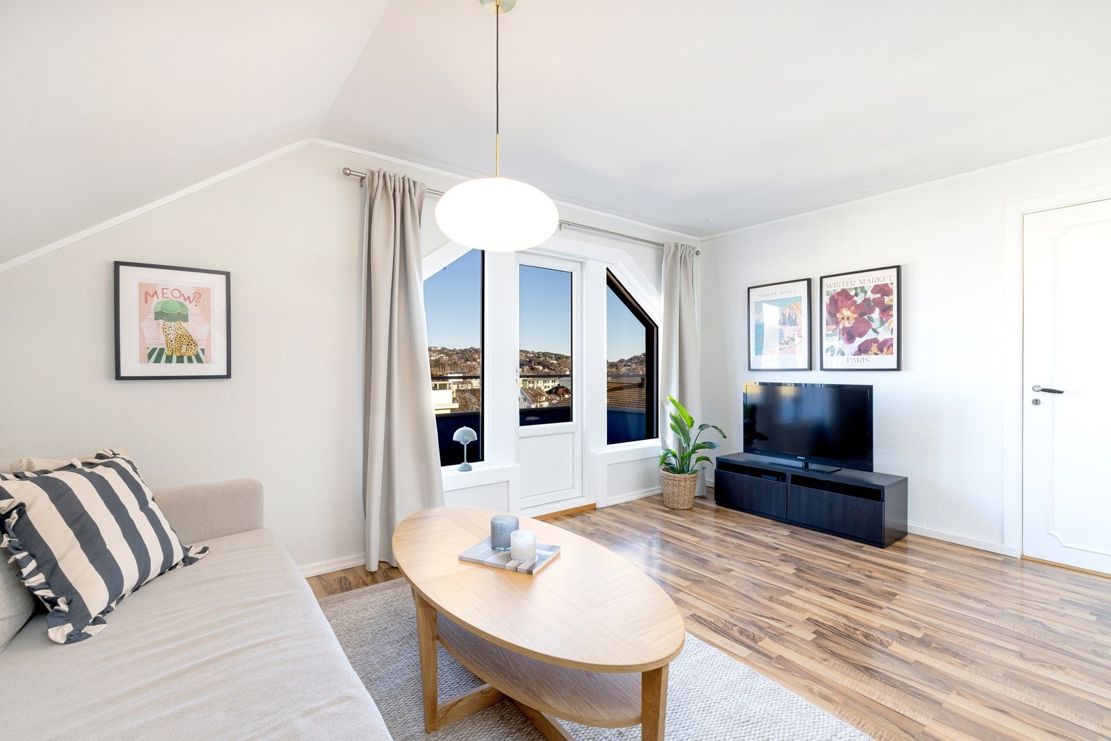 Stuen er enkel å innrede med god plass til møblement, samt utgang til balkong med gode solforhold Galleribilde