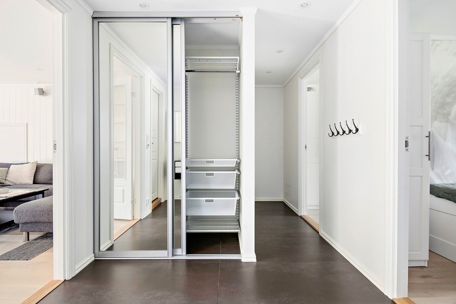 Her er det innredet med skyvedørsgarderobe med speilfronter Galleribilde