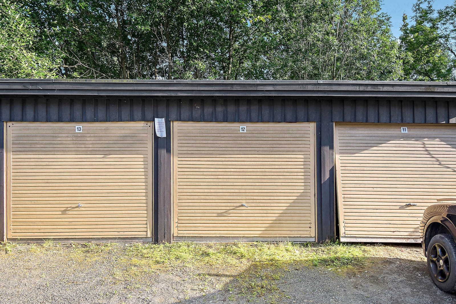 Det medfølger en garasjeplass (nr12) med mulighet for å også parkere utenfor garasje (om 2 biler) Galleribilde