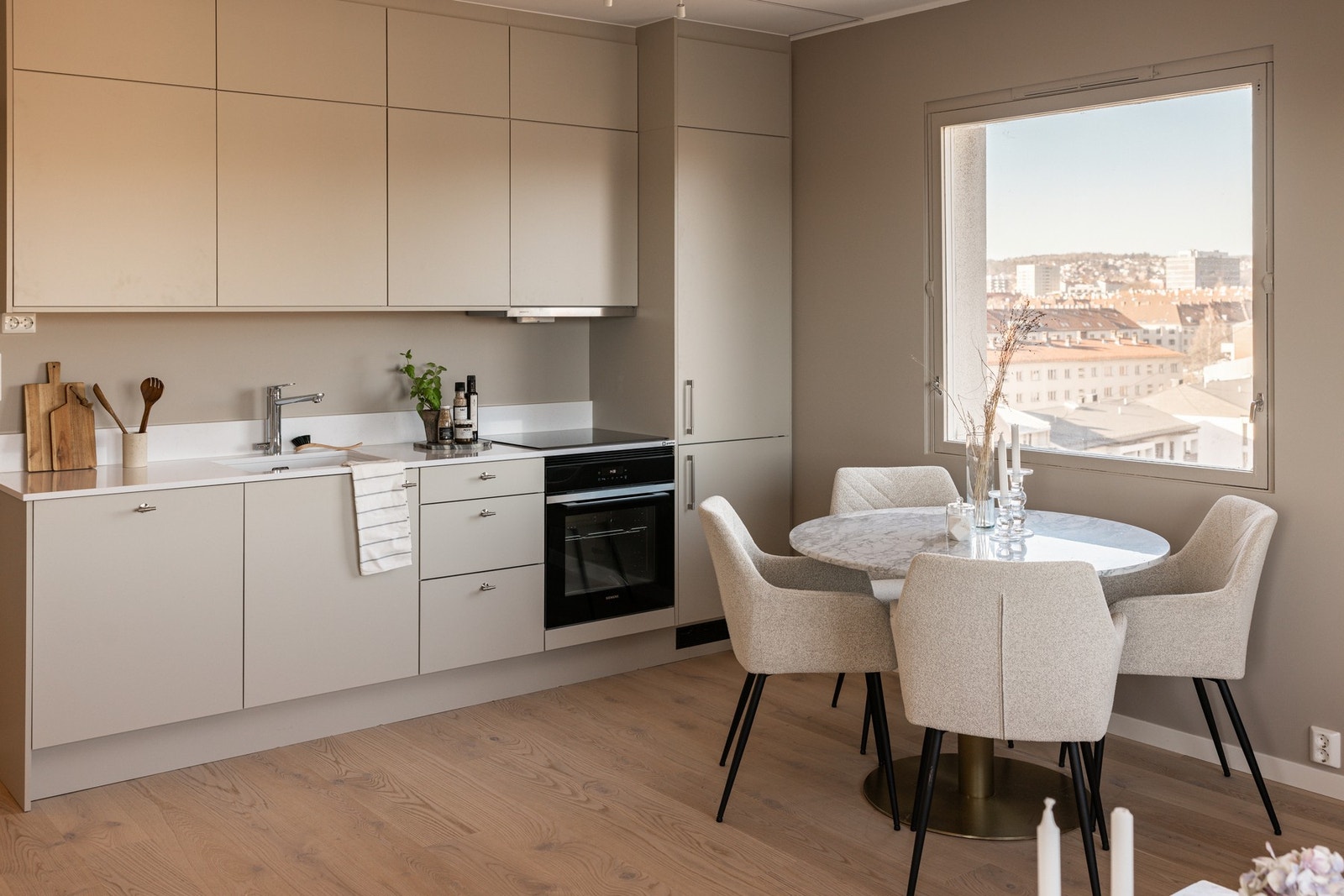 Nytt og moderne HTH kjøkkeninnredning med integrerte hvitevarer. Galleribilde