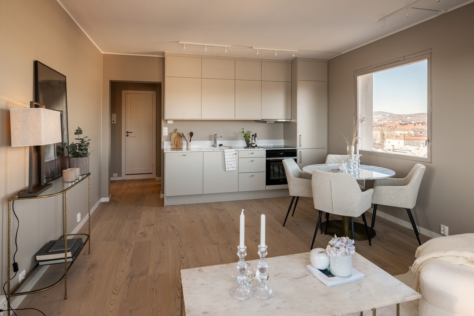 Den åpne løsningen mellom stue og kjøkken gjør rommet som et naturlig samlingssted for venner og familie. Galleribilde