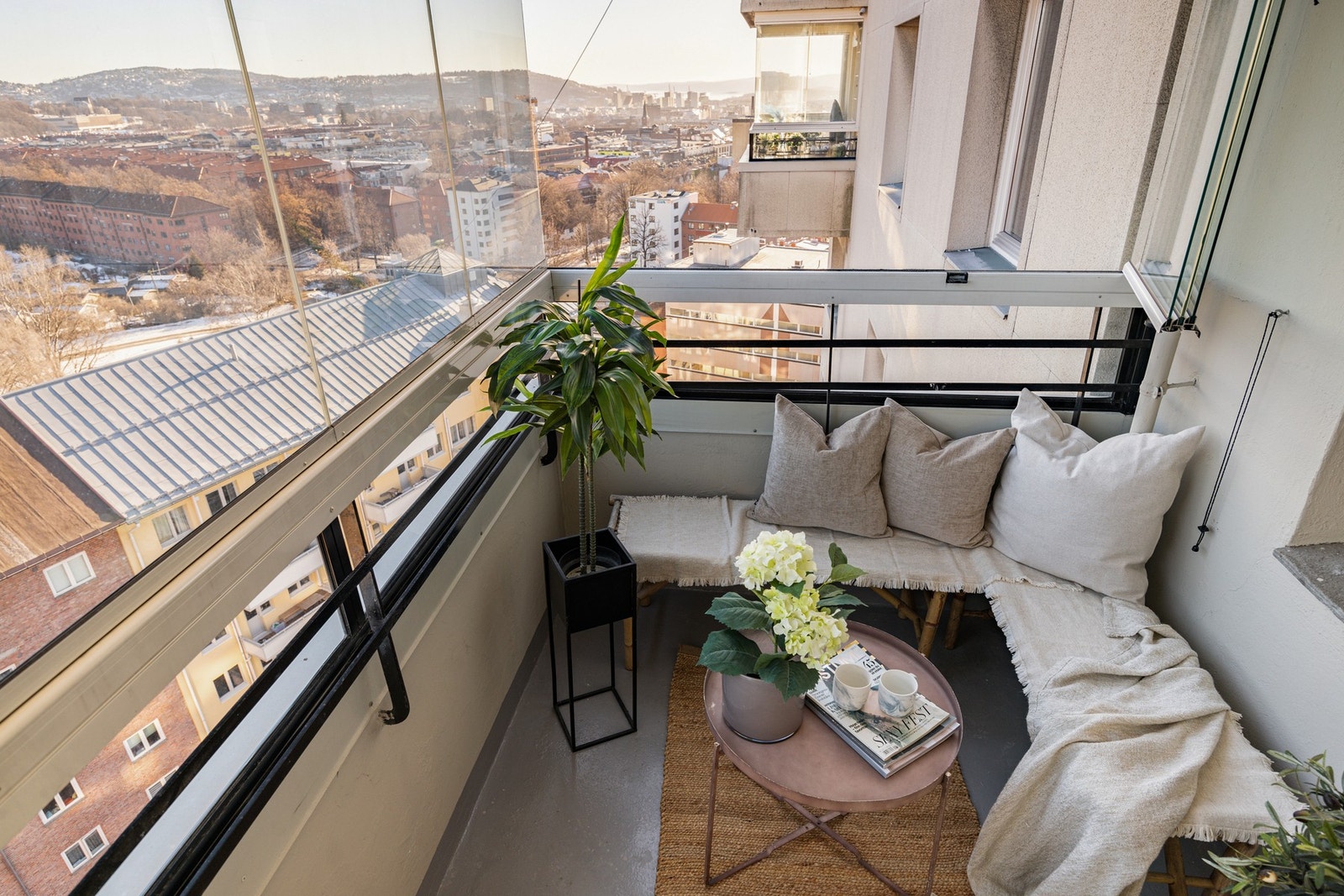 Innglasset balkong på ca. 6 m²,
usjenert hva gjelder innsyn og fantastisk utsikt med flotte solforhold. Galleribilde