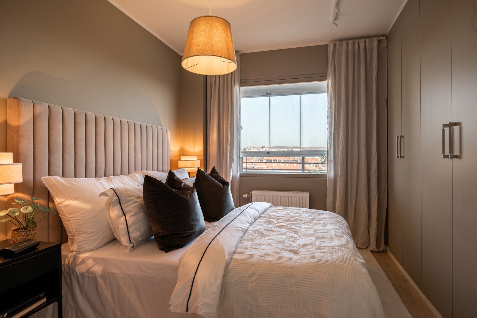 Hovedsoverom er holdt i moderne farge som står i stil med resten av leiligheten. Galleribilde