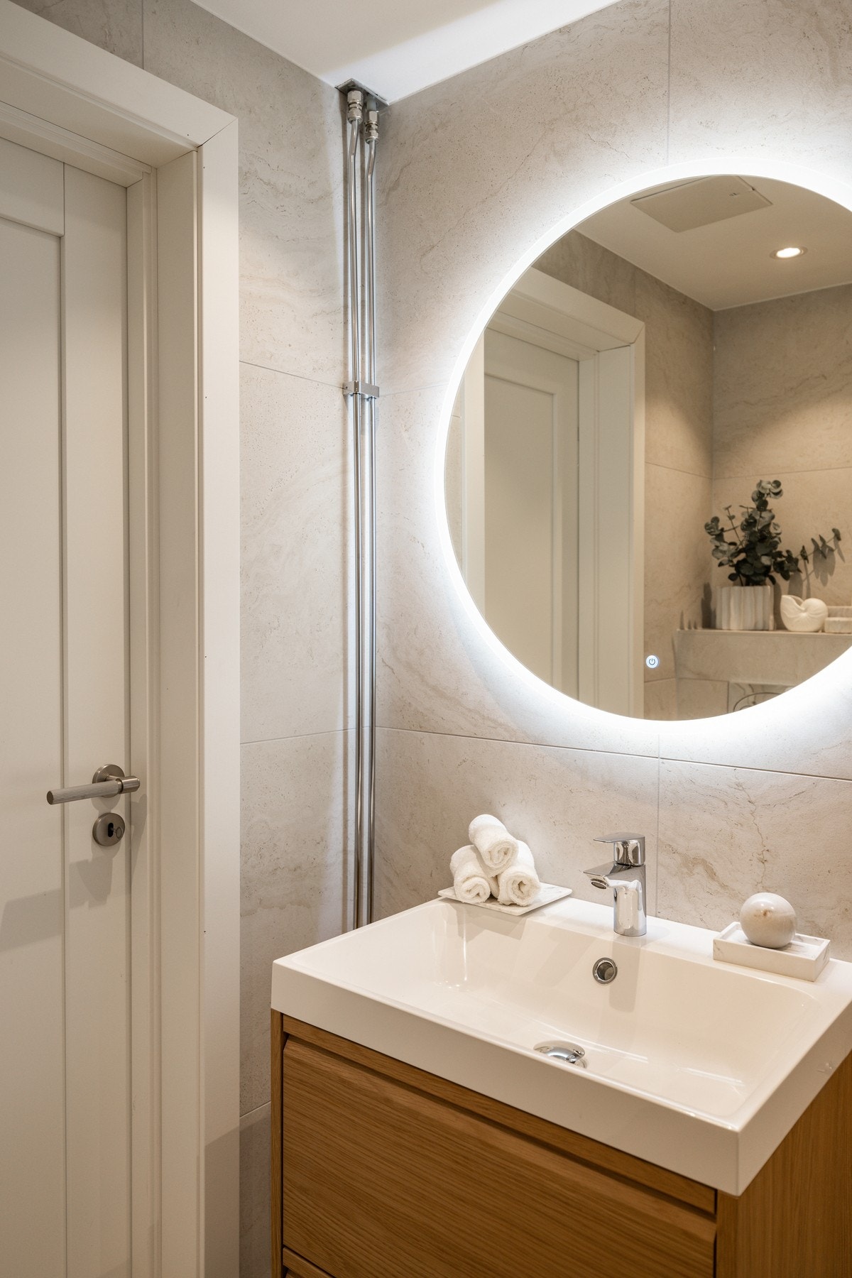 Badet ble rehabilitert i regi av sameiet i 2009, oppgradert i 2025 med flis på flis, ny baderomsinnredning og spotter i tak. Galleribilde