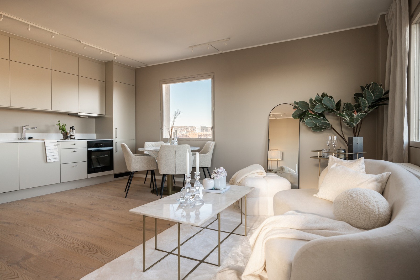 Den åpne løsningen mot kjøkkenet gir en naturlig rominndeling. Galleribilde