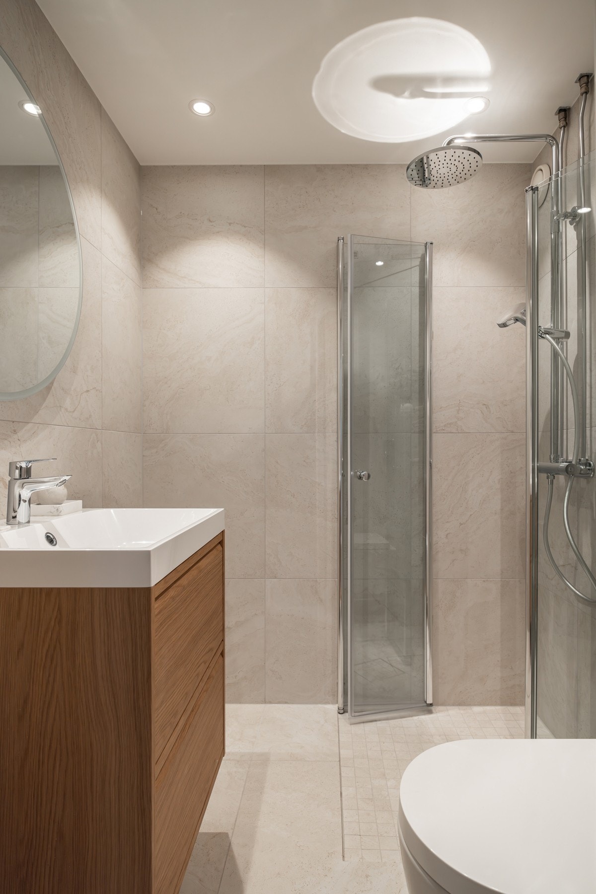 Delikat bad med smakfulle flisvalg og moderne innredning som gir et harmonisk og helheltlig inntrykk. Regnfallsdusj gir den deilige spafølelsen. Galleribilde