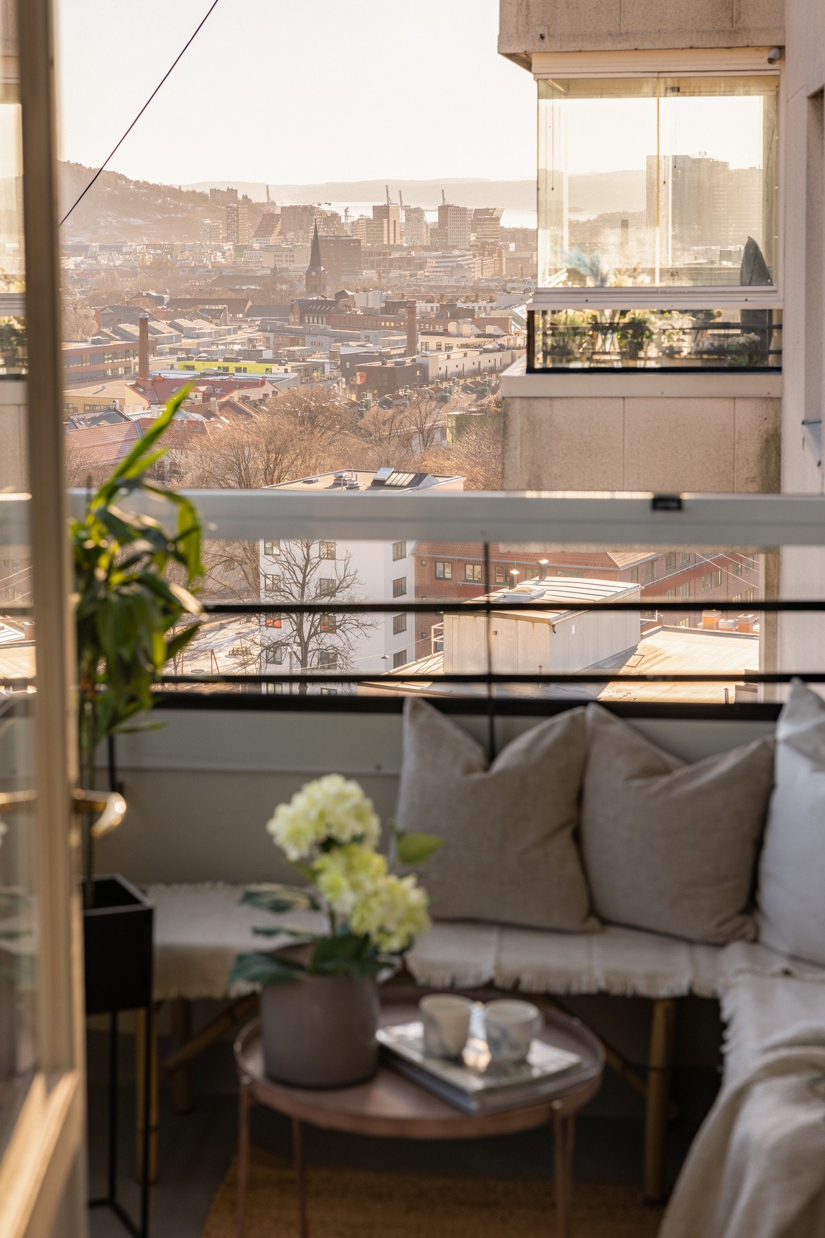 Innglassingen på balkongen øker bruksverdien betydelig på sene høst- og vinterkvelder. Galleribilde