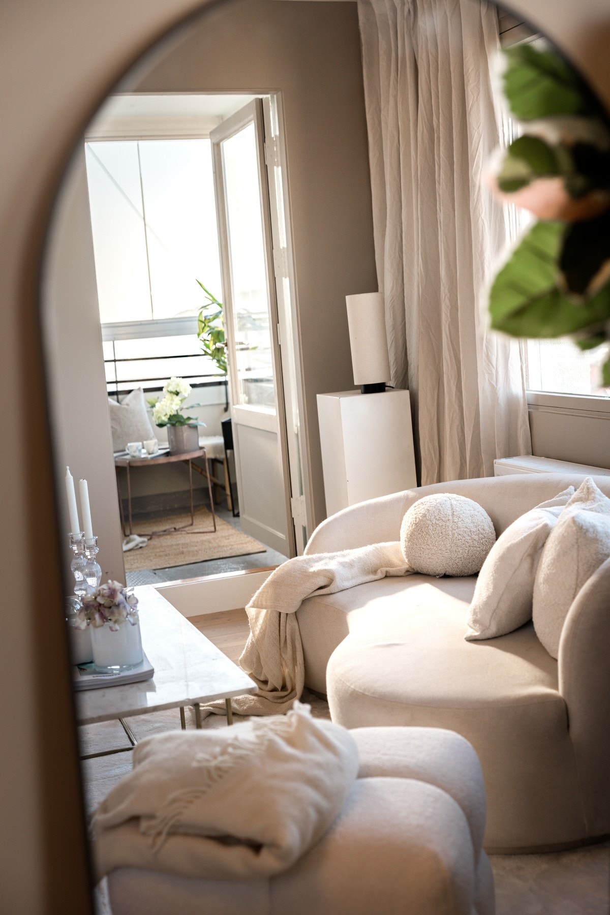 Leiligheten preges av delikate fargetoner, elegant parkettgulv og gjennomgående materialvalg av høy kvalitet. Galleribilde