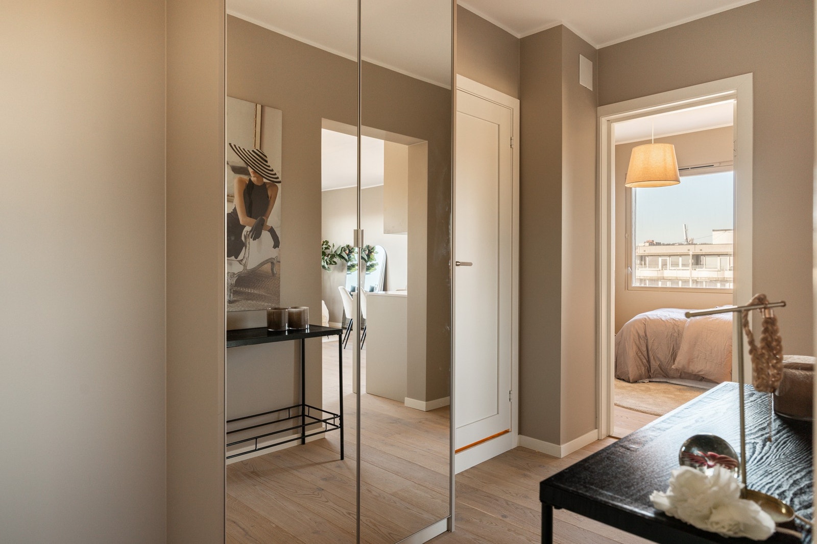 Entréen er tiltalende, med plass til oppbevaring av sko og yttertøy. Galleribilde