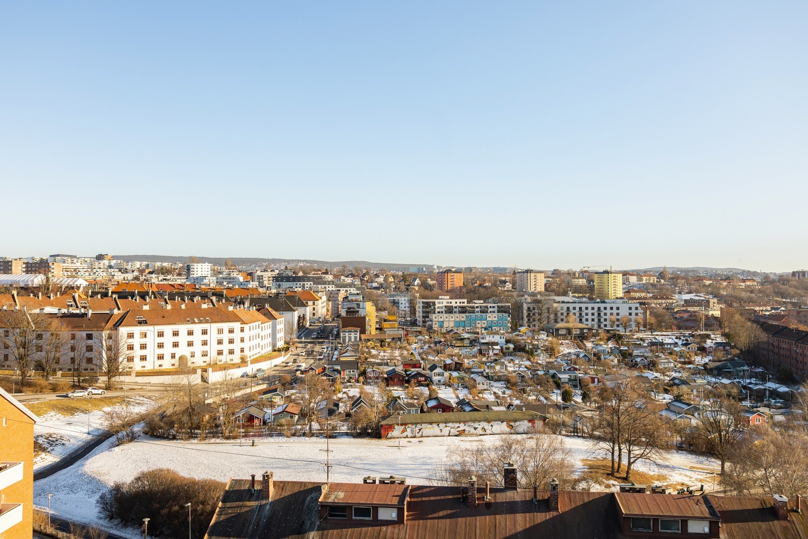Herfra har du en nydelig utsikt over byen og fjorden. Galleribilde