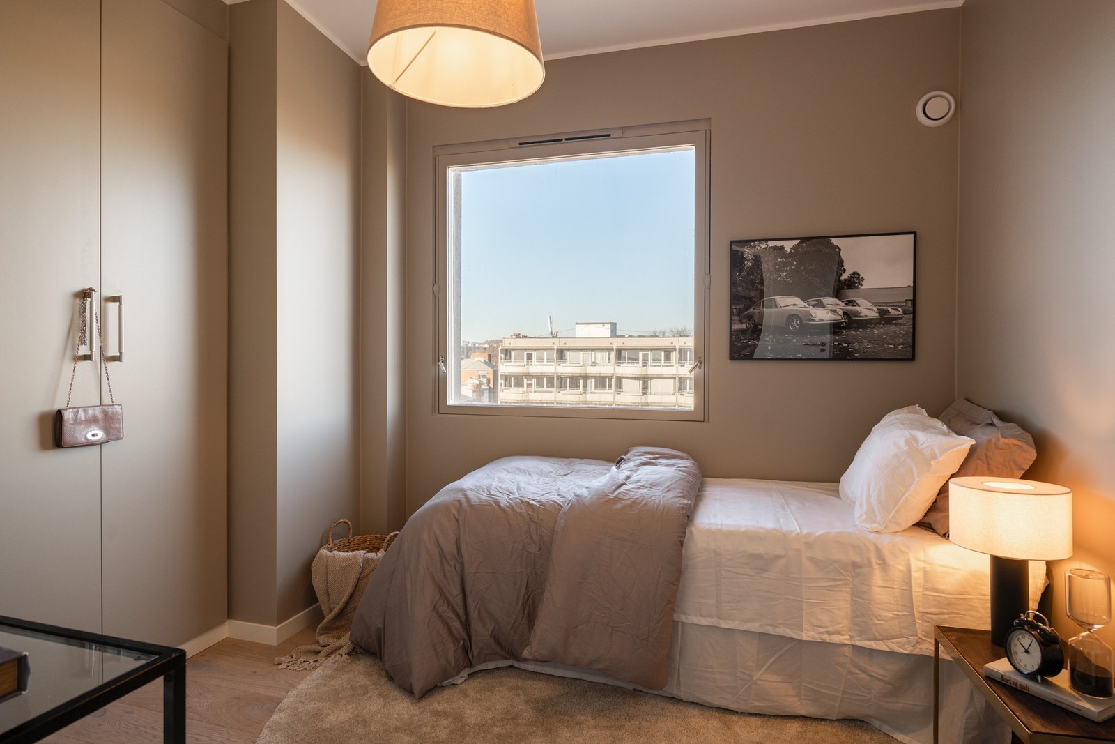 Soverom II er også av god størrelse med plass til dobbeltseng og medfølgende innebygd garderobeskap. Galleribilde