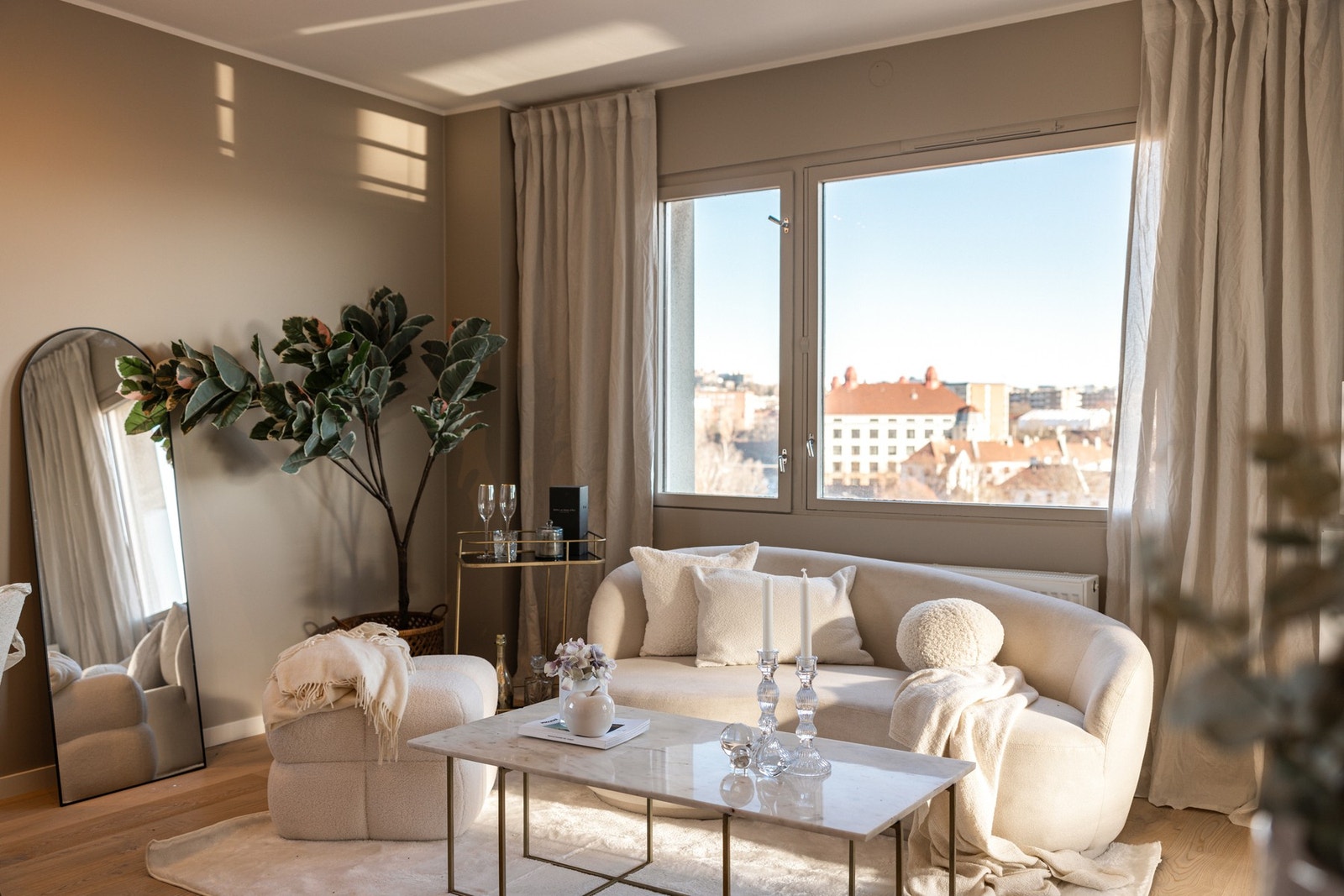 Rommet preges av delikate fargetoner, elegant parkettgulv og gjennomgående materialvalg av høy kvalitet. Galleribilde