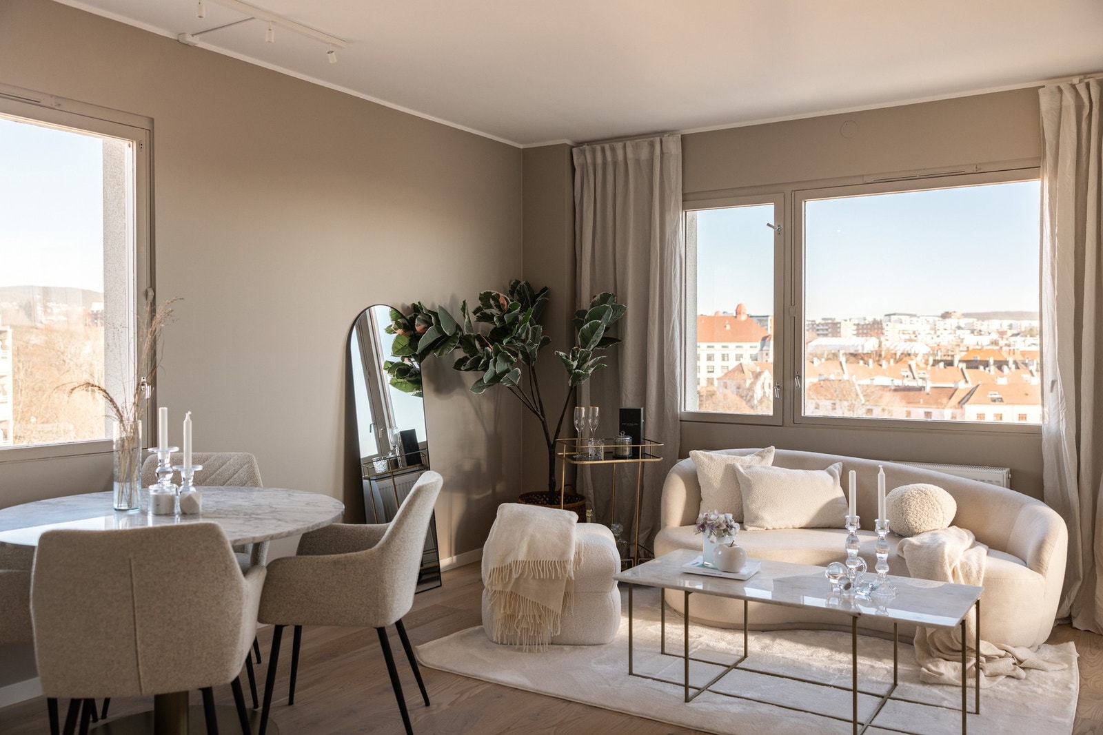 Siden dette er en hjørneleilighet med ingen innsyn får du utrolig flott lys inne i leiligheten. Galleribilde