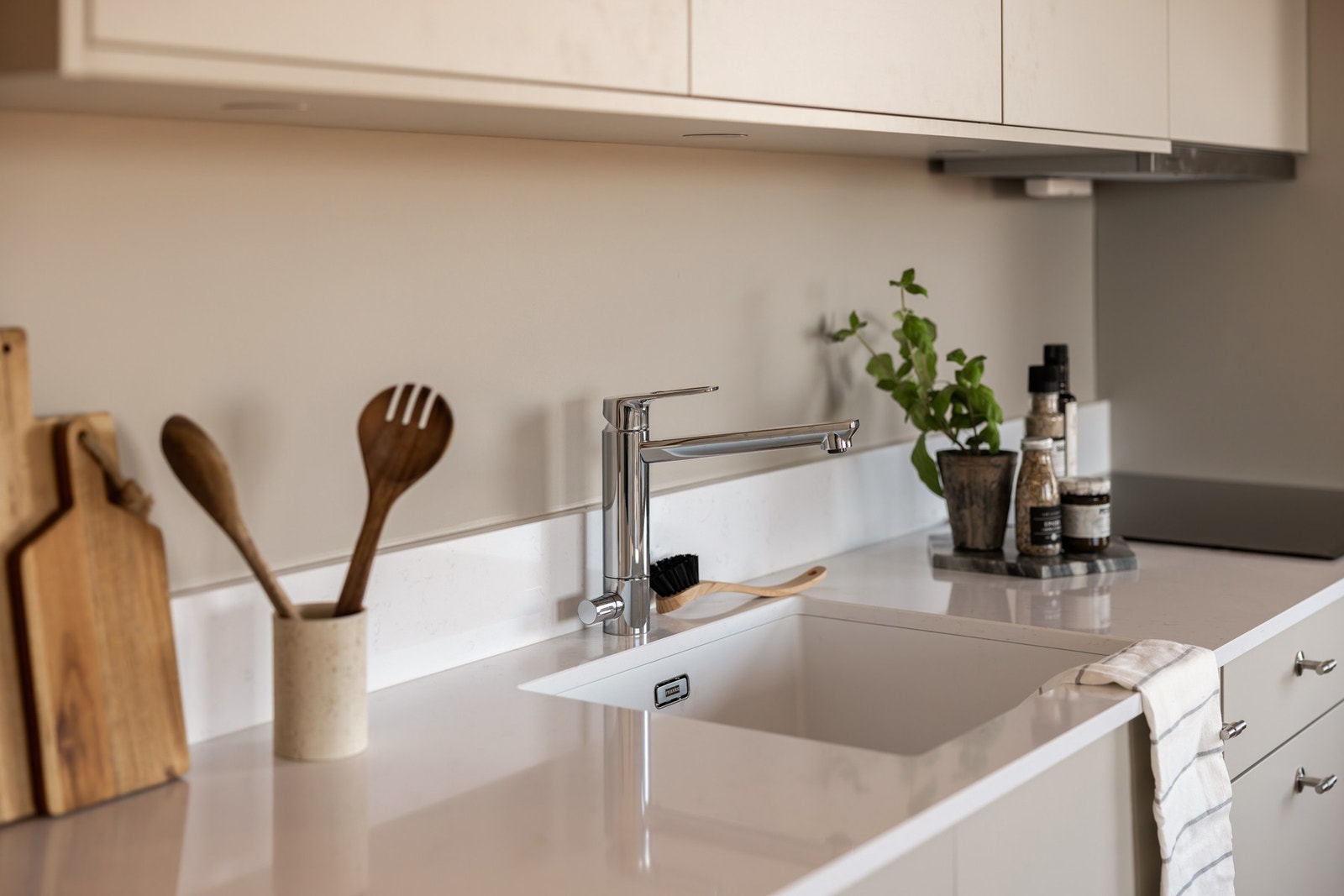 Rommet preges av delikate fargetoner, elegant parkettgulv og gjennomgående materialvalg av høy kvalitet. Galleribilde