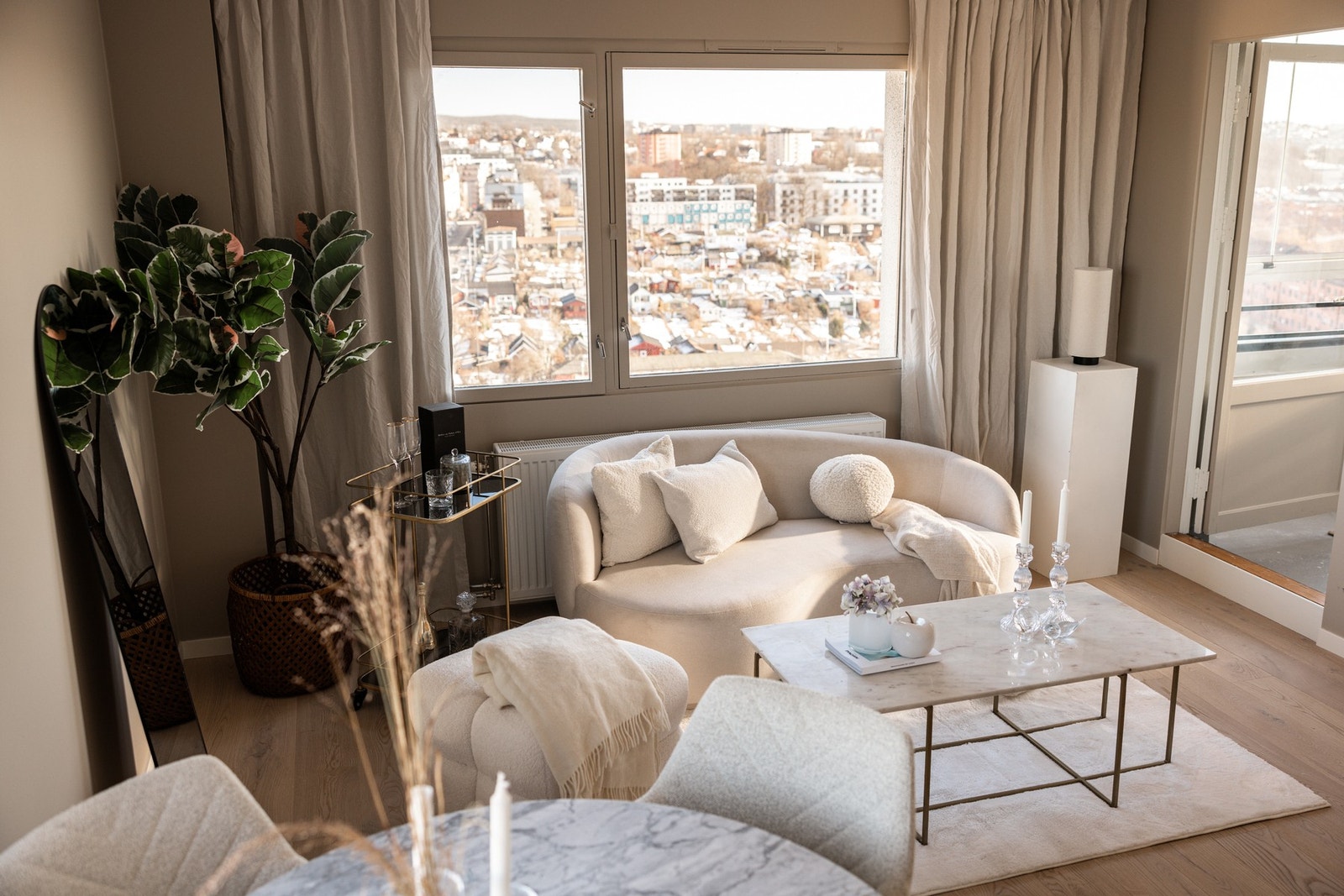 Generøse vindusflater som slipper inn godt med naturlig lys. Galleribilde