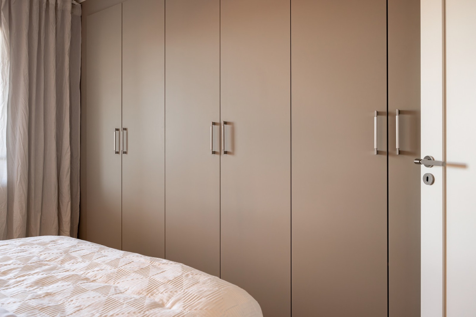 God plass til dobbeltseng, nattbord og godt med skapplass i innebygd garderobeskap. Galleribilde