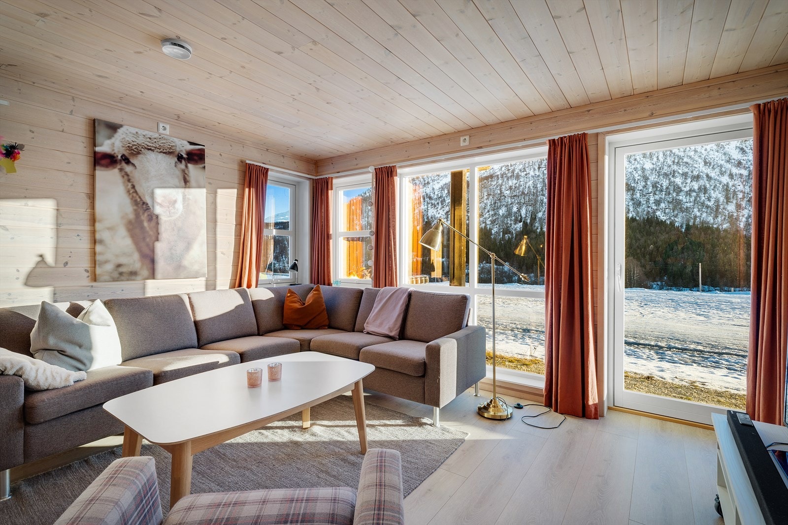 Store vindusfelt som slipper inn rikelig med naturliglys Galleribilde