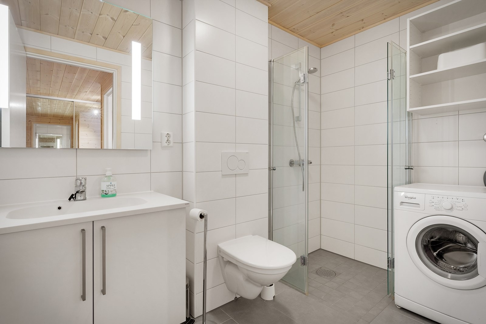 Stort bade-/vaskerom med flislagte overflater og termostatstyrte varmekabler i gulv Galleribilde