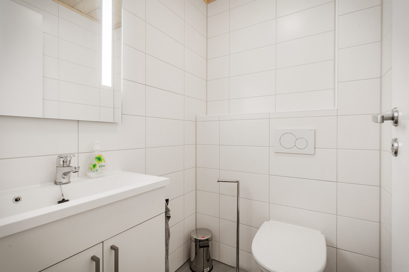 Leiligheten har også et romslig toalettrom Galleribilde