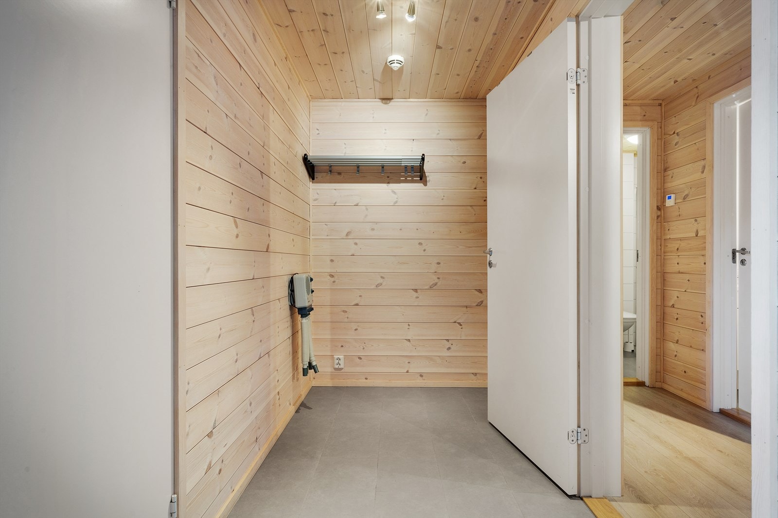 I hallen er det muligheter for å henge fra seg yttertøy, samt til tørking Galleribilde