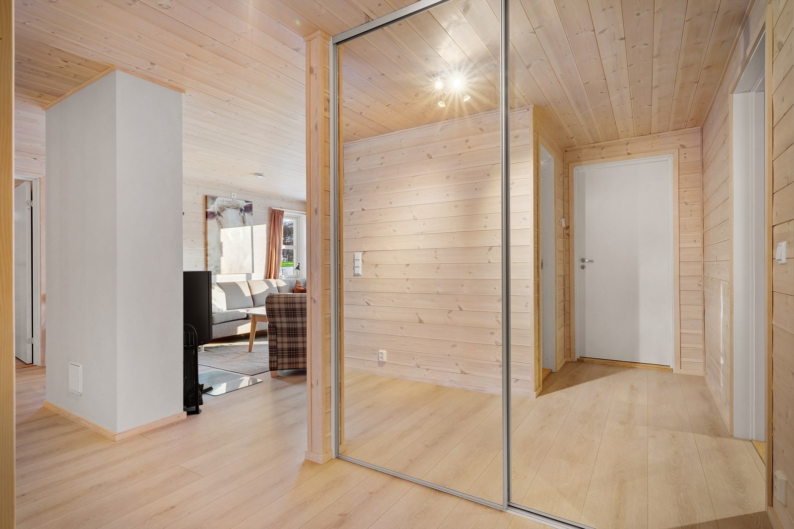 Man blir ønsket velkommen inn i en flott entré av god størrelse med stor skyvedørsgarderobe Galleribilde