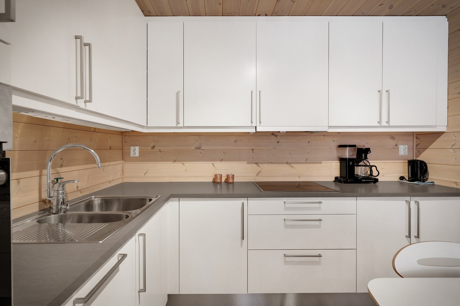 Kjøkkenet er utstyrt med integrerte hvitevarer som platetopp, stekeovn, kjøleskap m/frysedel og oppvaskmaskin Galleribilde