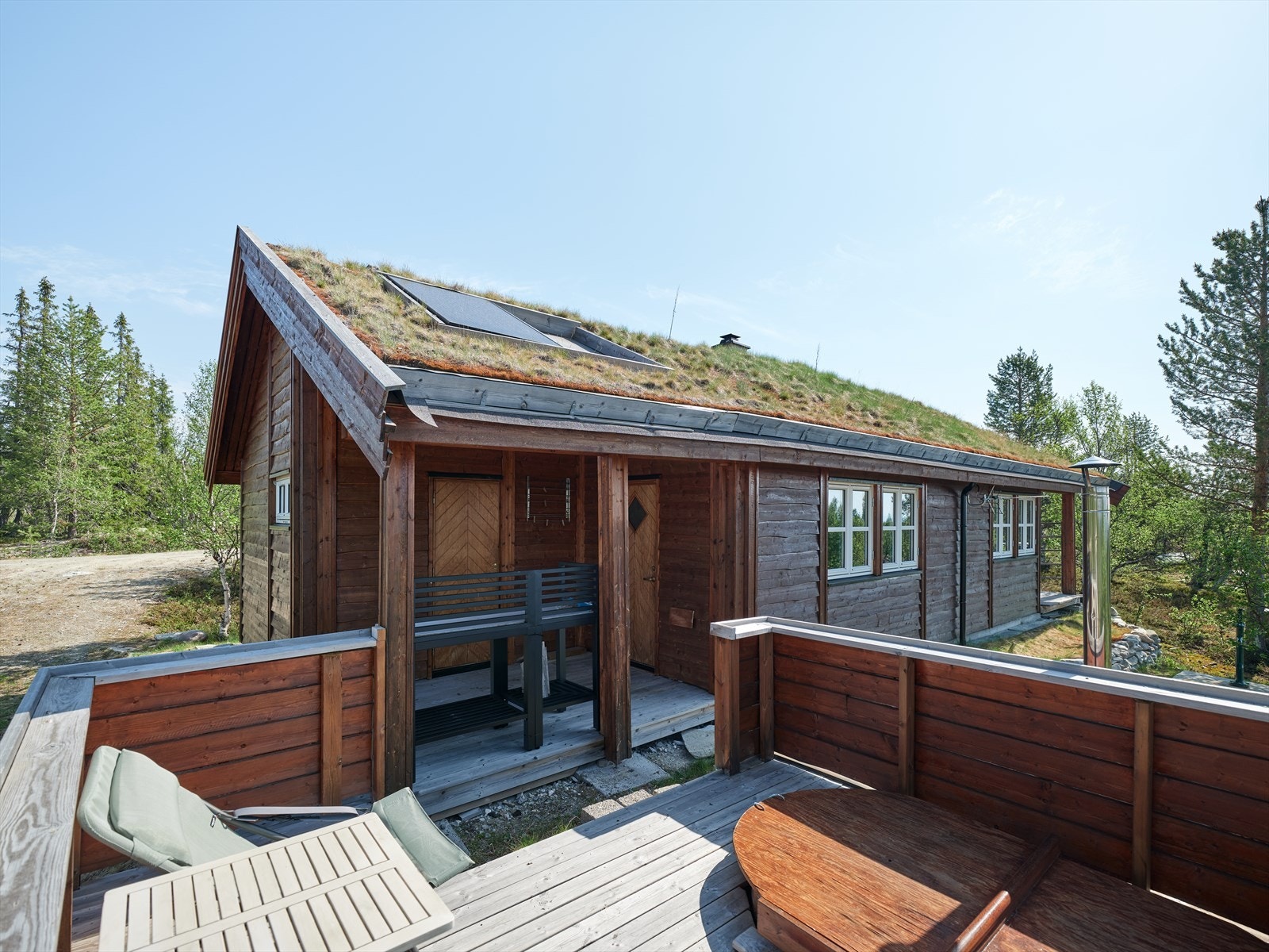 Fritidsboligen har solcellepanel nedfelt i taket, med plass for ett panel til. Galleribilde