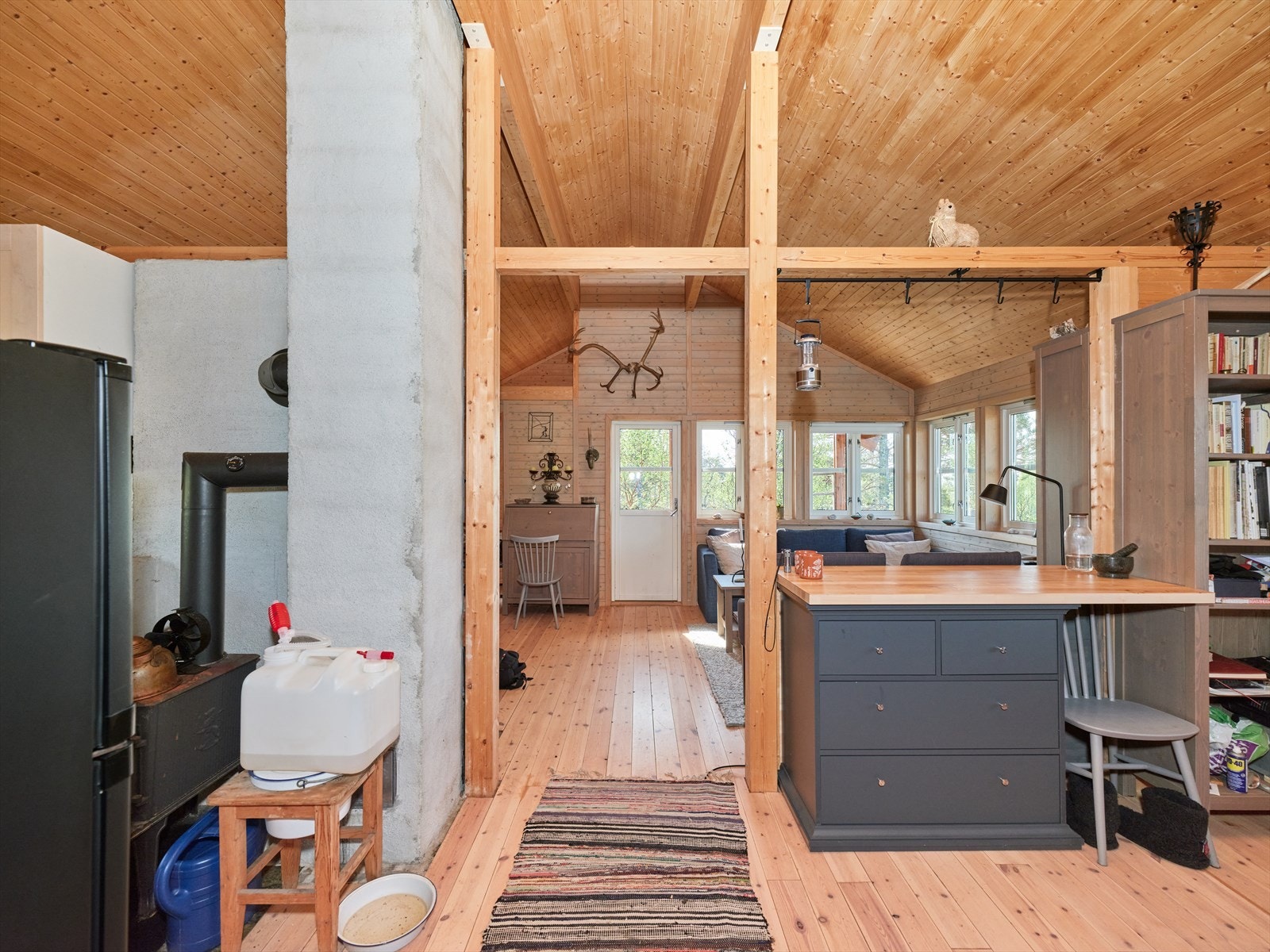 Fra stuen er det dels åpen løsning mot spisestue og kjøkken. Galleribilde