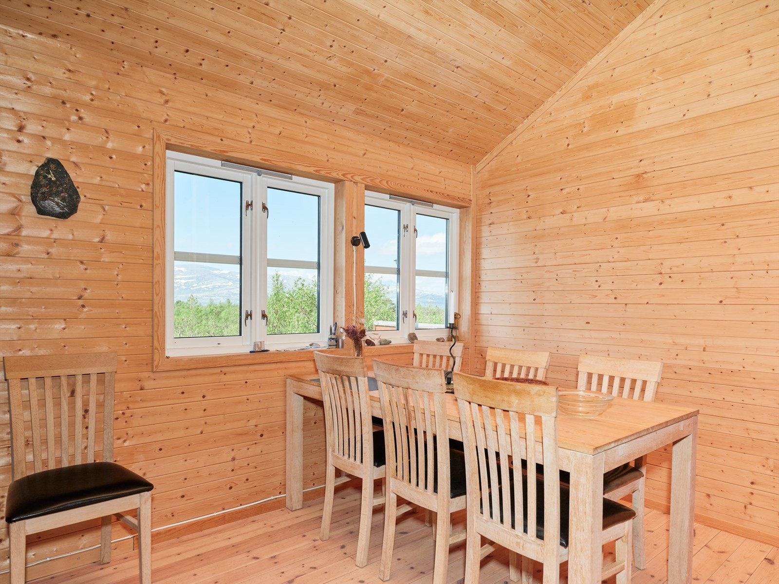 Fra spisestuen kan man nyte en herlig utsikt mot fjellene. Galleribilde