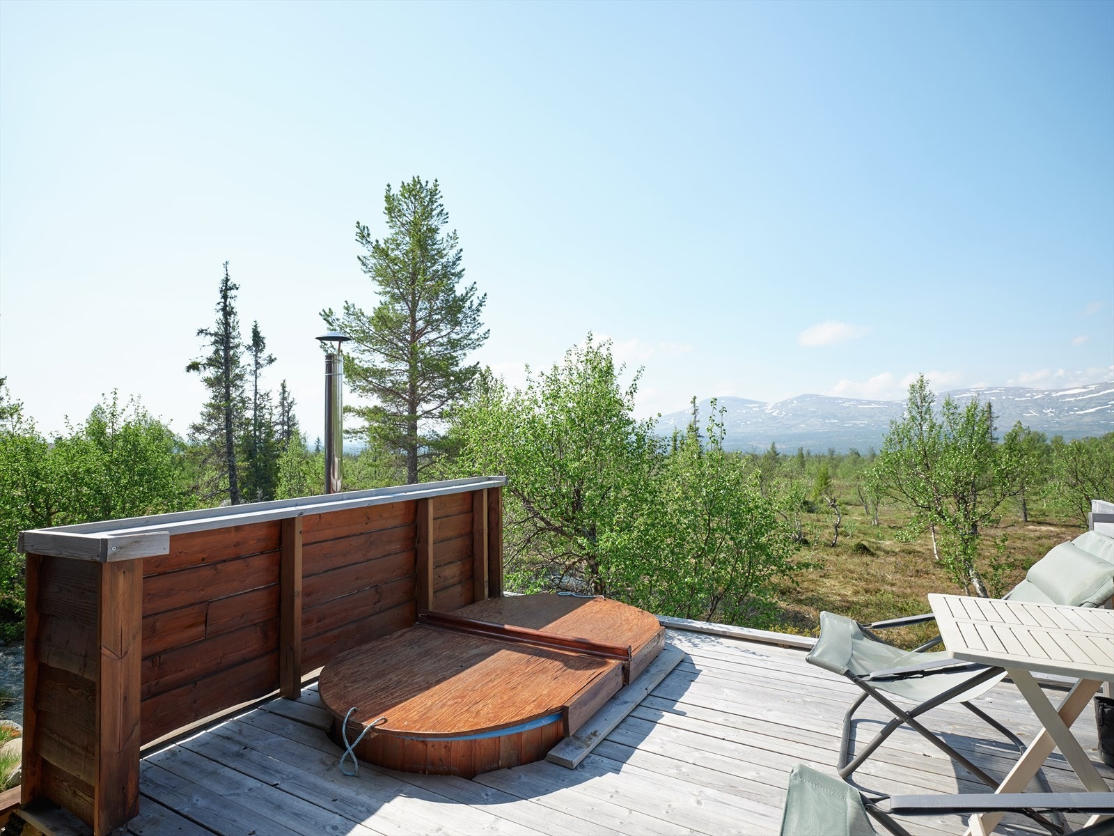 Solrik terrasseplatting med nedfelt badestamp. Galleribilde