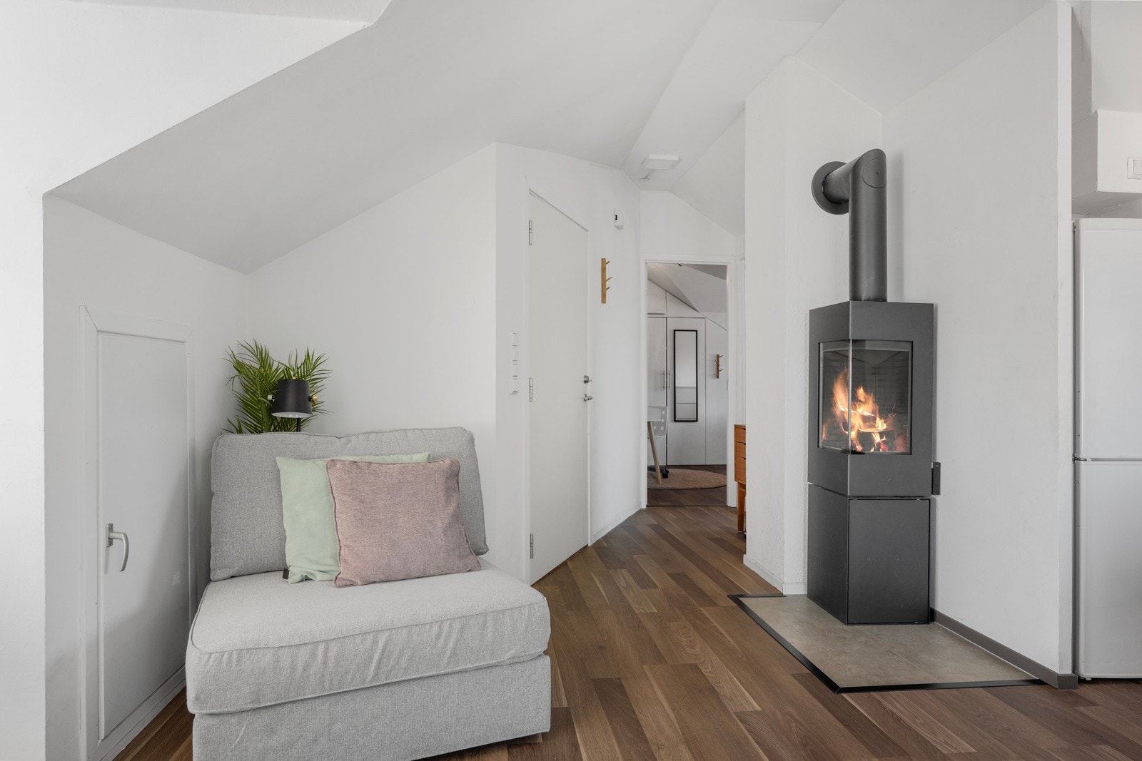 Det er en pen peisovn med sentral plassering i leiligheten som varmer godt på kjølige kvelder. Galleribilde