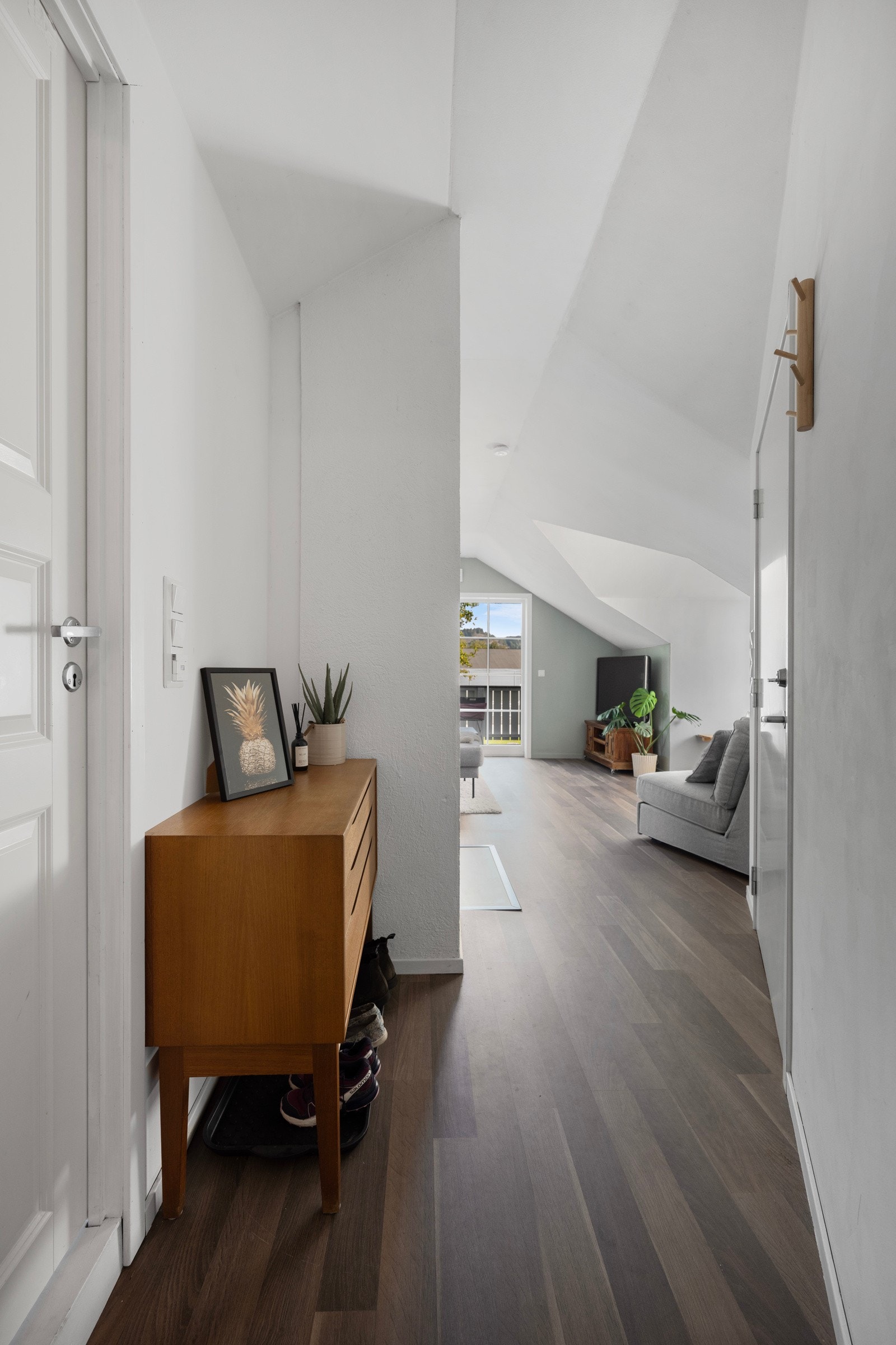 Entreen/gangen har plass til et garderobeskap, og langs veggene er det plass til knagger og speil. Galleribilde