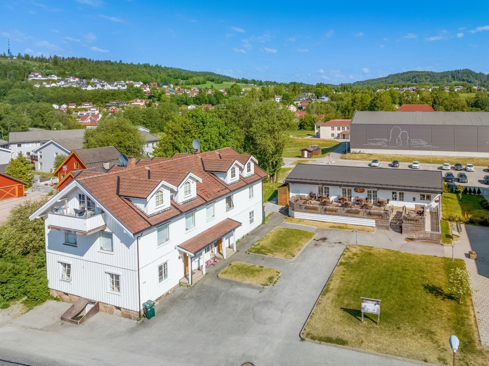 Det er en italiensk restaurant og bakeri like utenfor hovedinngangen. Galleribilde
