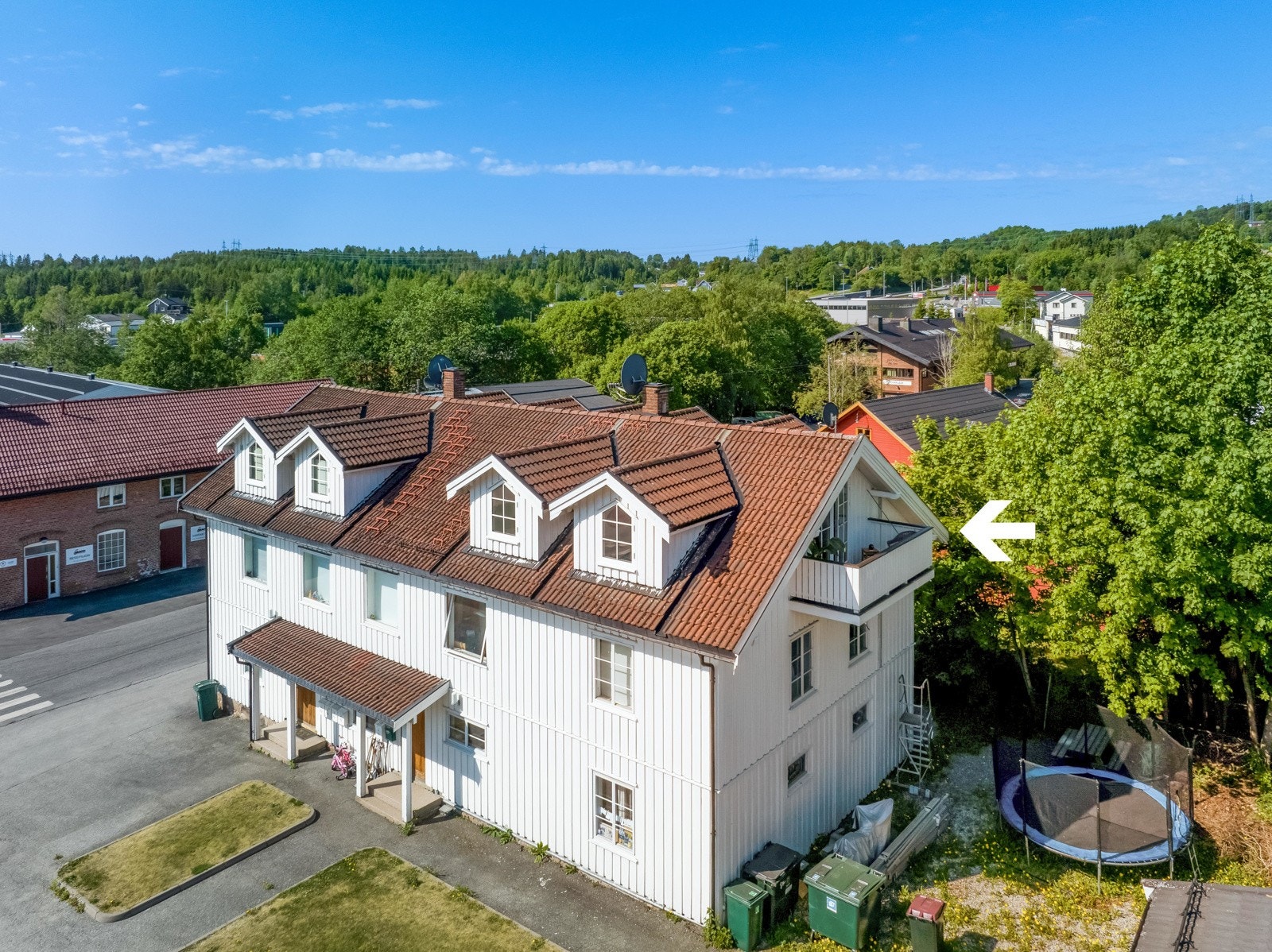 Det er totalt 6 leiligheter i bygget hvor denne ligger i toppetasjen med nordvendt balkong. Galleribilde