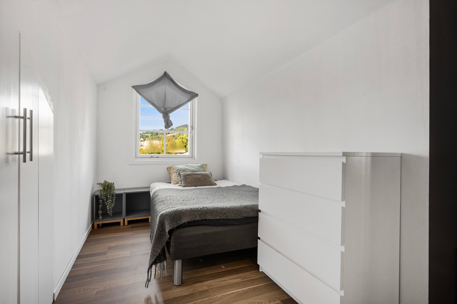 Soverommet har plass til dobbeltseng og det er en plassbygget garderobe for klesoppbevaring. Galleribilde