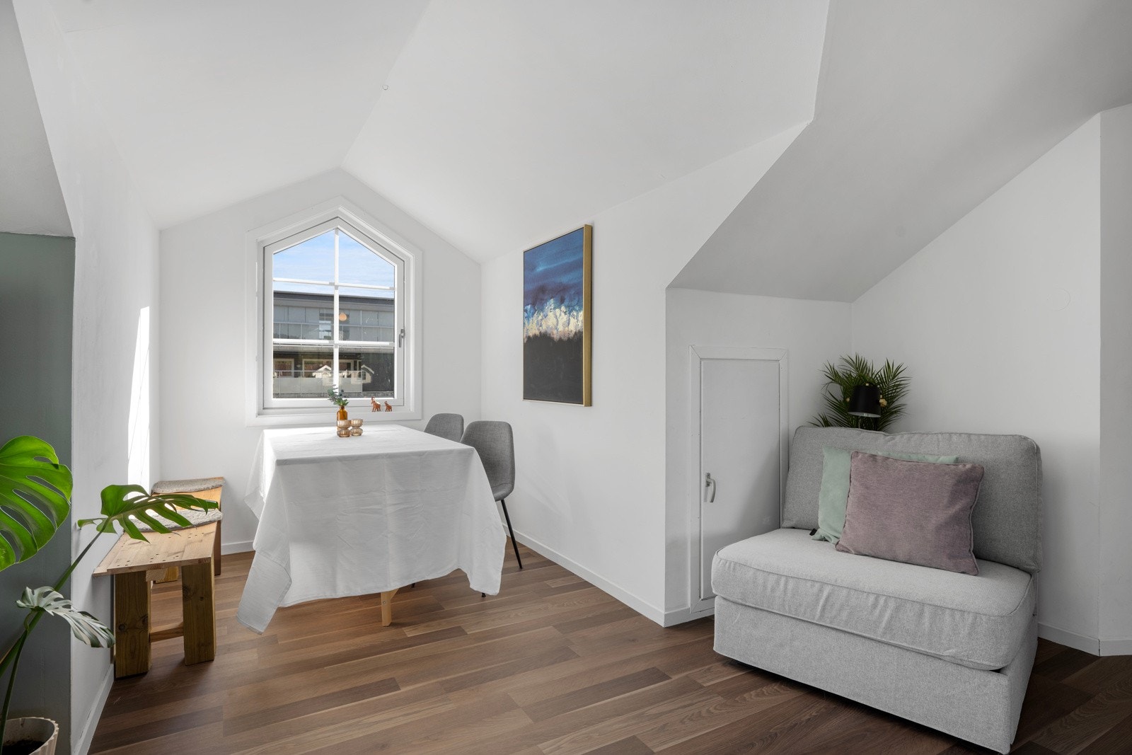 Det er en naturlig plass for spisestuen og ved siden av spisebordet er det en knevegg for ekstra lagringsplass. Galleribilde