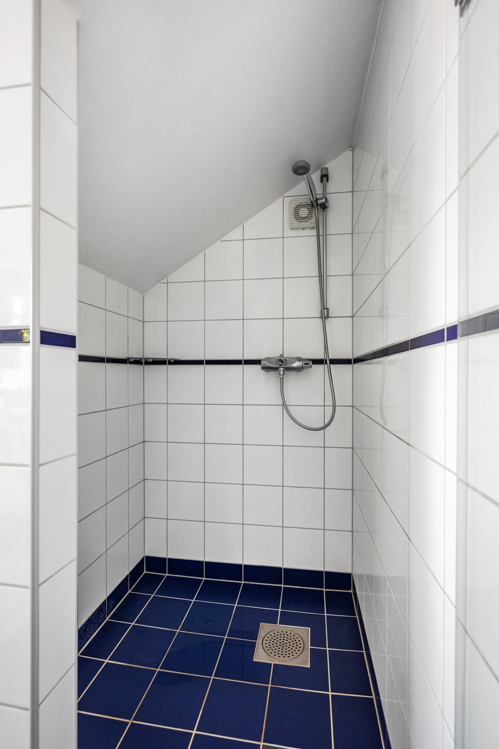 Badet har også en dusjnisje med glassdør. Galleribilde