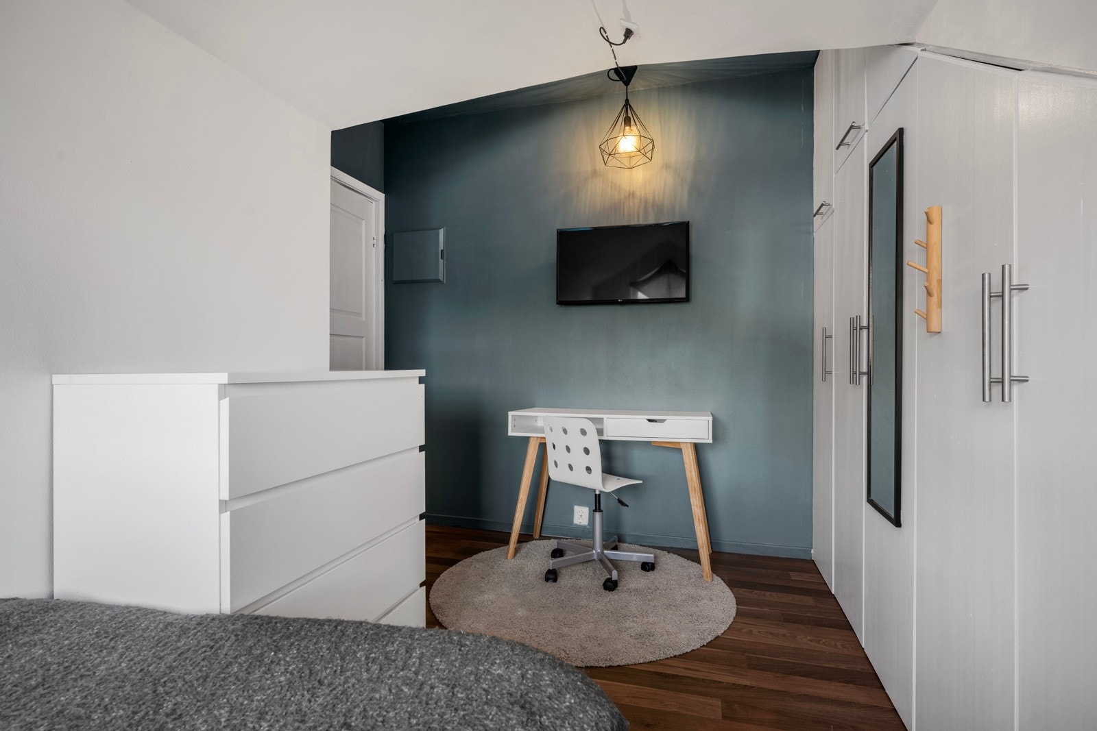 Soverommet er av god størrelse med plass til skrivebord og kommode. Galleribilde