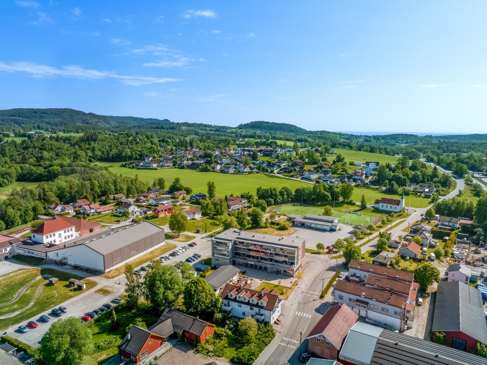 Leiligheten har en idyllisk beliggenhet, omgitt av grøntarealer og kulturlandskap. Galleribilde