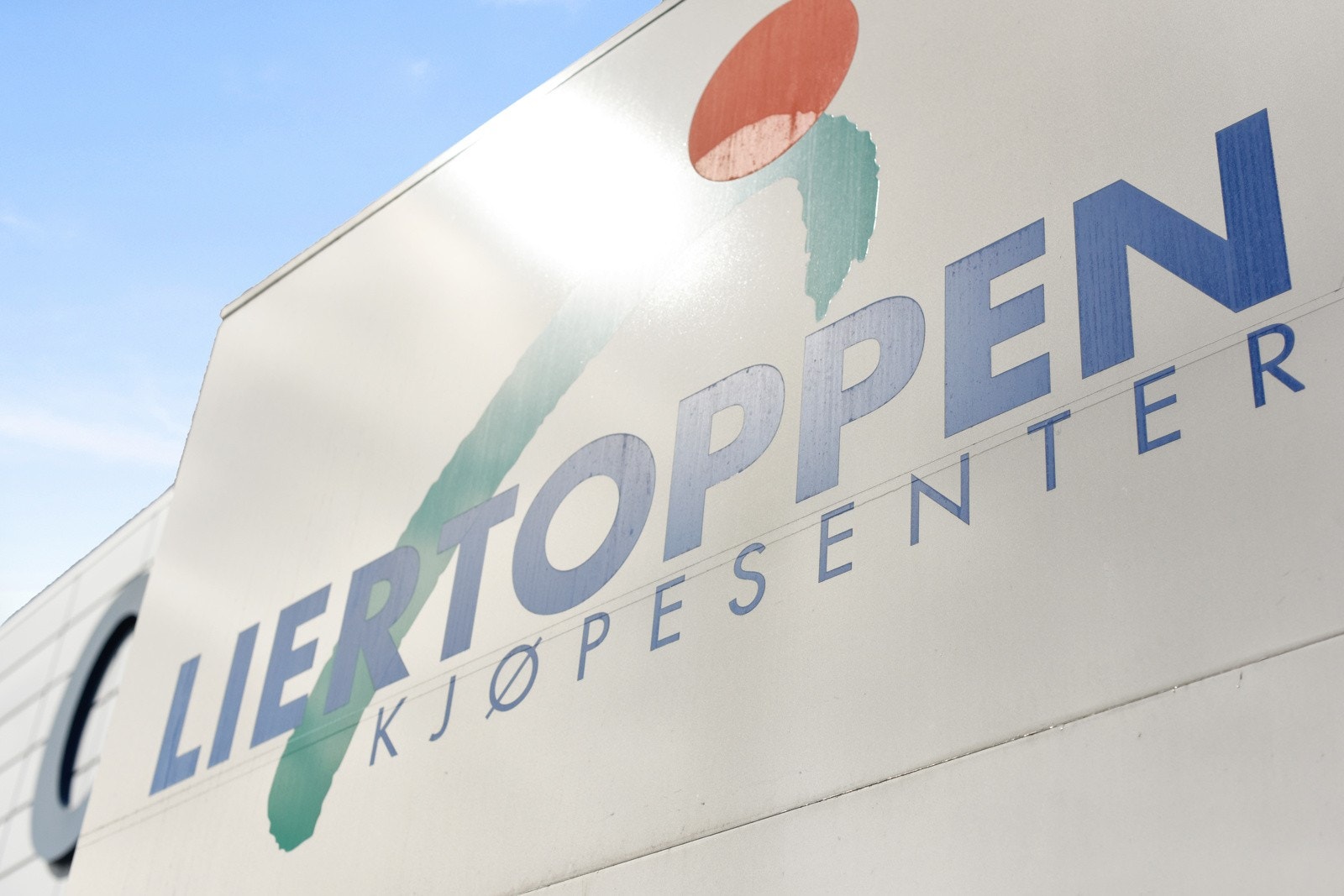 Liertoppen kjøpesenter ligger en liten biltur unna. Her vi finner du 80 butikker og spisesteder samt gratis parkering. Galleribilde